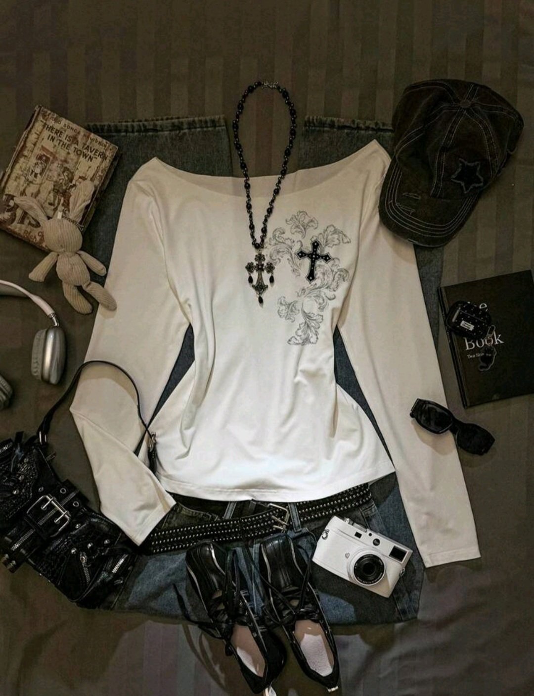 Polo Ivory Crucis – Cruz Gótica Bordada