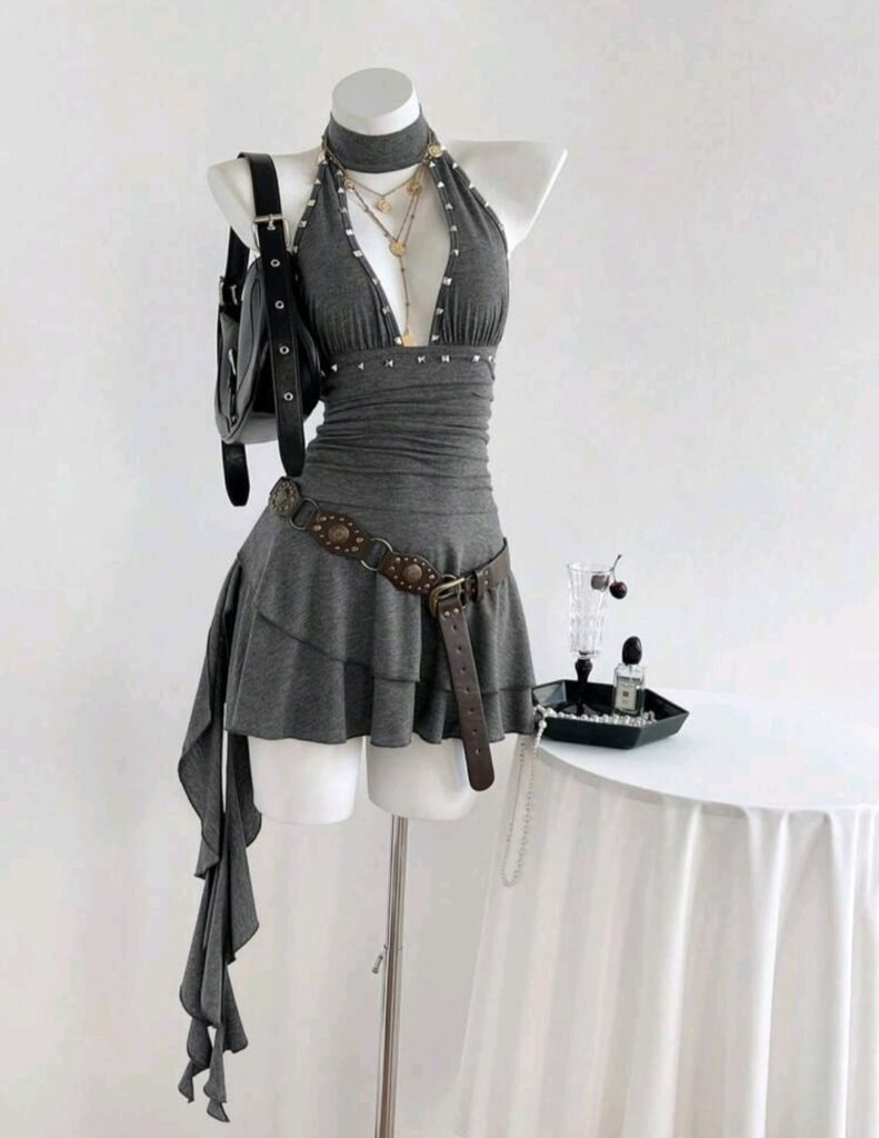 Vestido Mini Grafito Noir con Escote Profundo y Detalles de Tachuelas