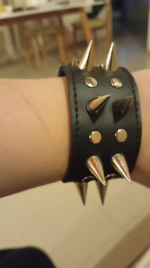 Pulsera Gótica de Cuero con Tachuelas y Púas