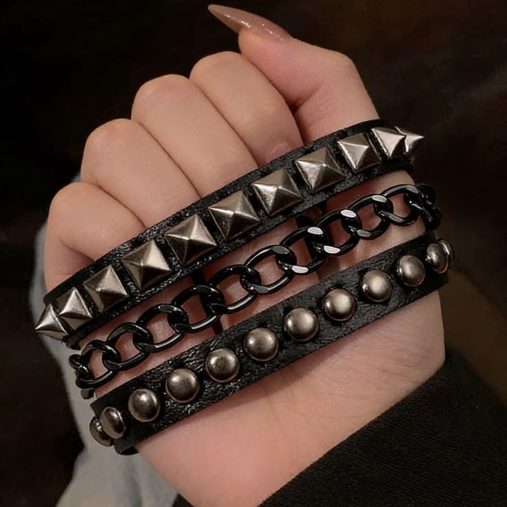Pulsera Punk con Tachuelas y Cadenas