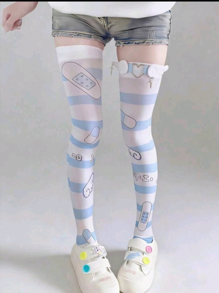 Medias Altas Y2K con Rayas Celestes y Diseños Cute