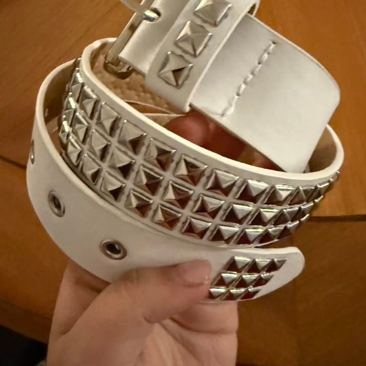 Cinturón Blanco Y2K con Tachuelas