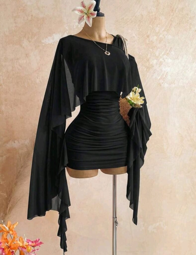 Vestido Negro con Capa Dark Elegance